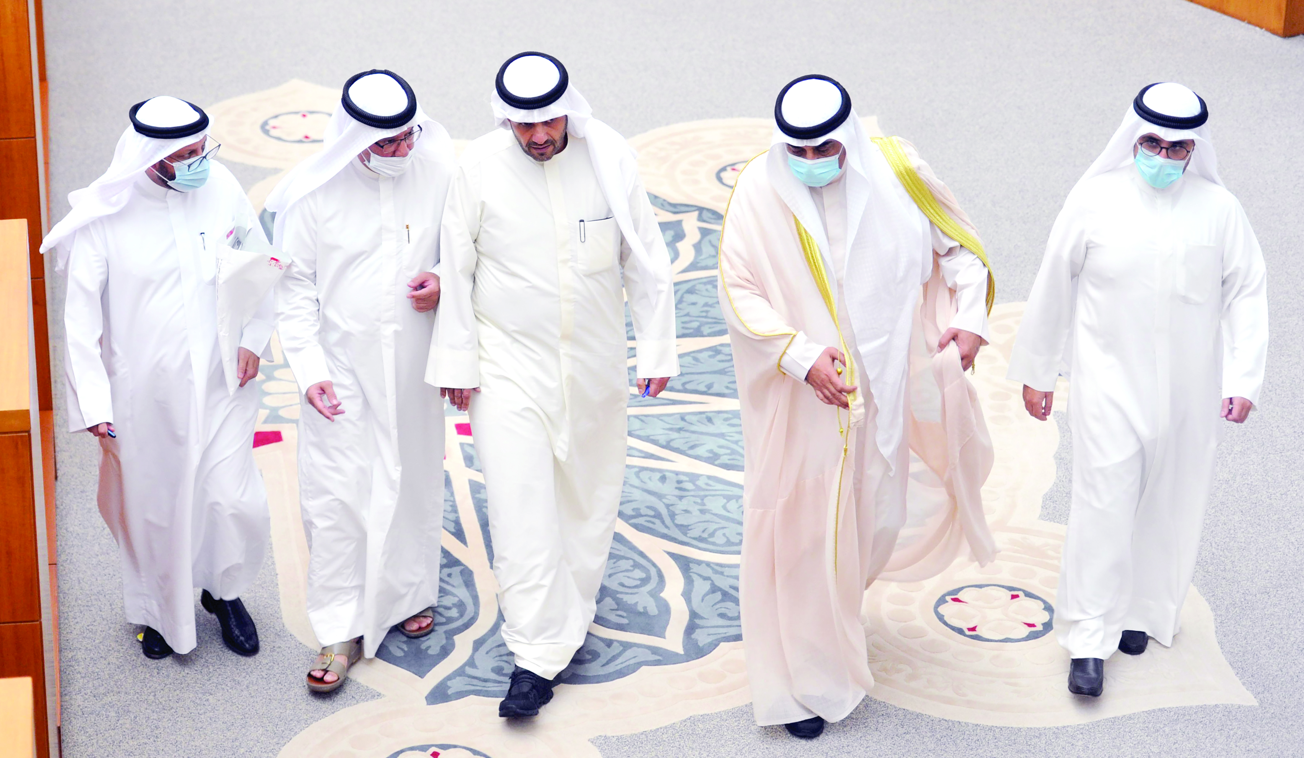 الخالد متوسطاً الصالح ووزراء لدى دخولهم القاعة        	               (تصوير نايف العقلة)