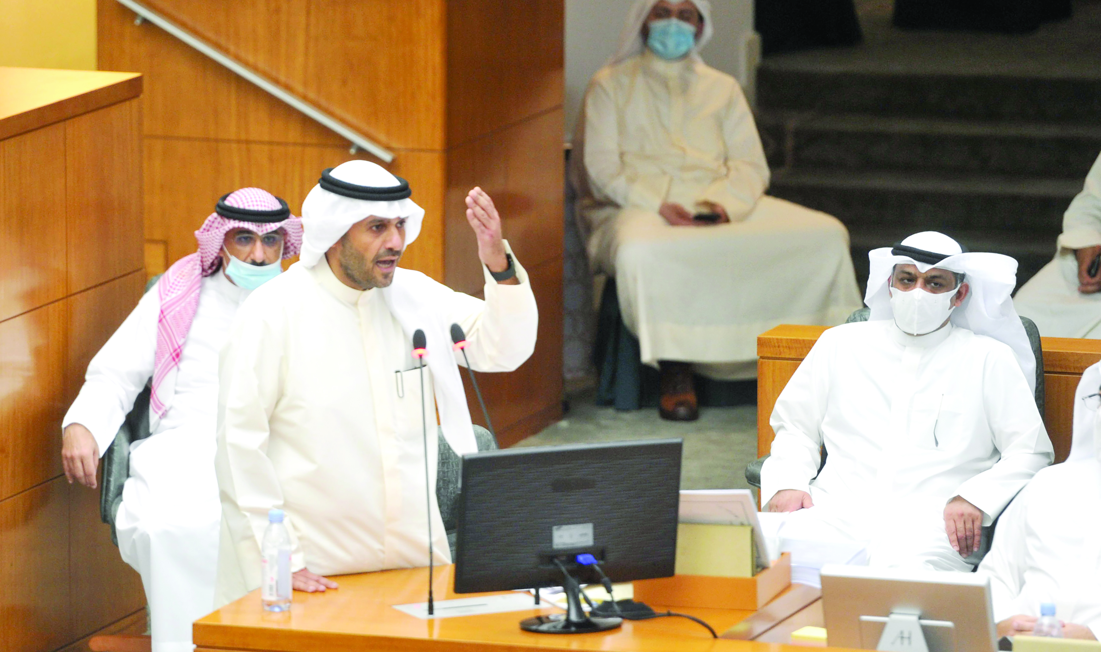 الوزير مفنداً الاستجواب        	                (تصوير نايف العقلة)