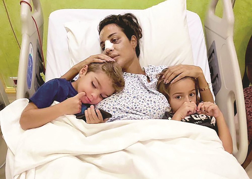 نادين نجيم في المستشفى مع ولديْها هيفين وجوفاني