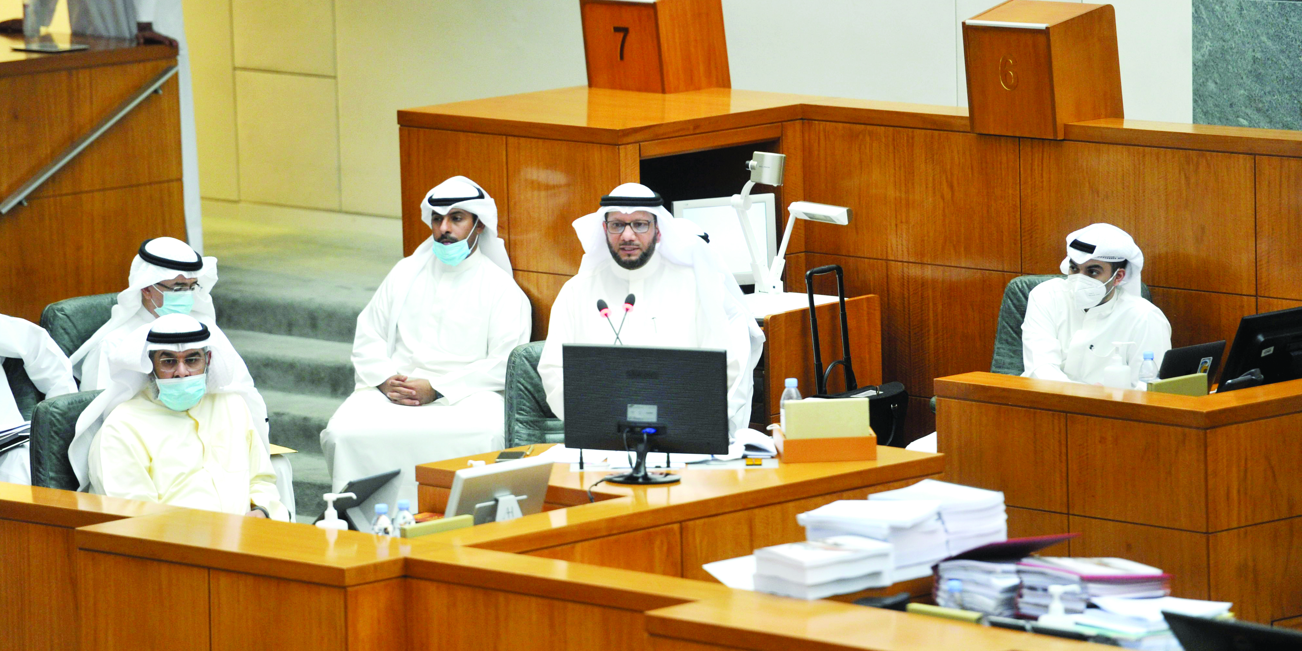 الشيتان يتحدث عن القانون وسط فريقه الوزاري