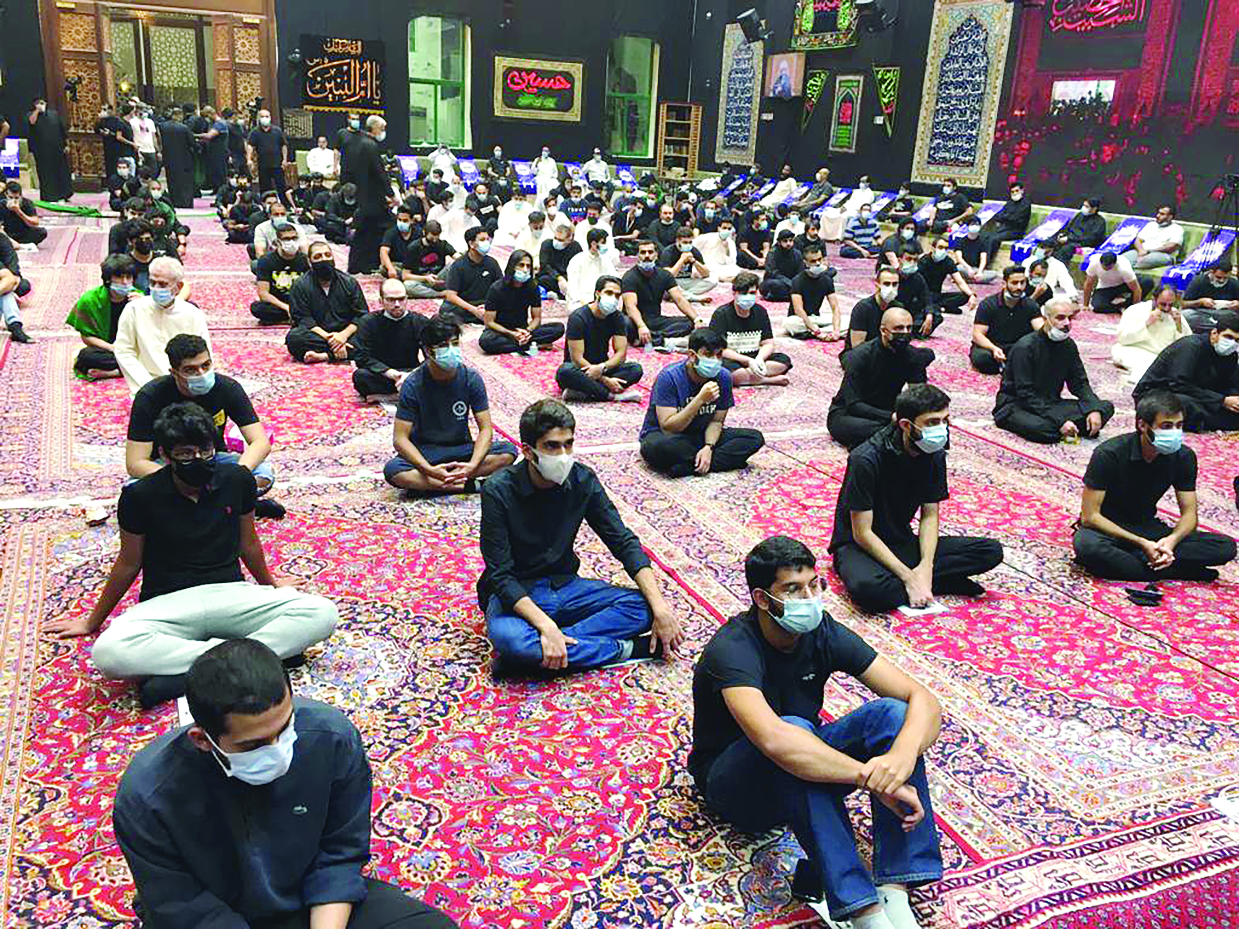 التزام بالتباعد داخل الحسينية