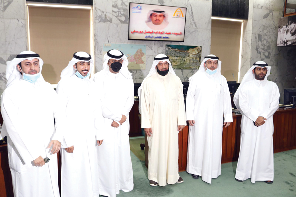 أعضاء البلدي في لقطة جماعية قبل الجلسة 