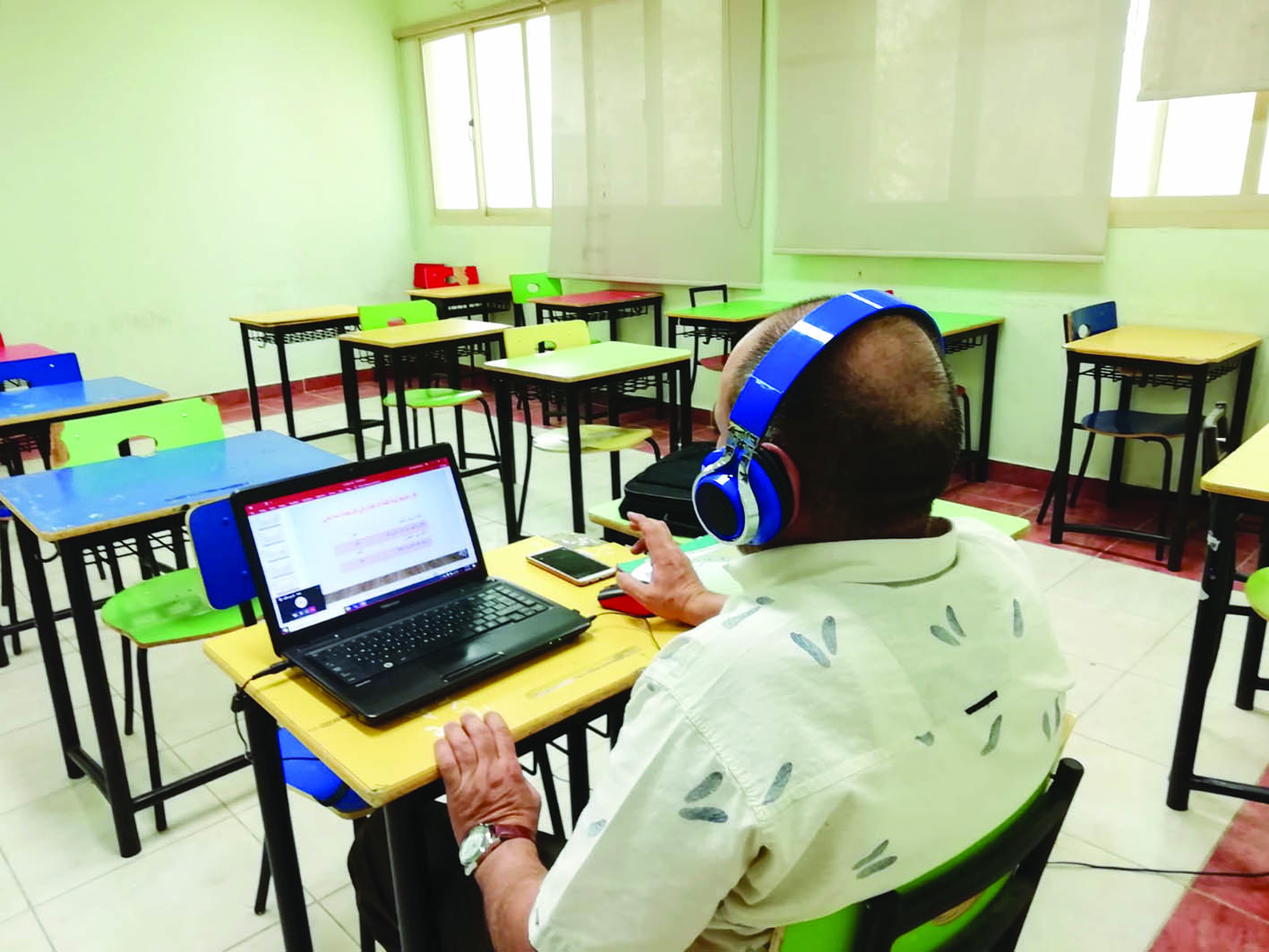 u0645u0639u0644u0645 u064au0634u0631u062d u0627u0644u062fu0631u0633 u0644u0637u0644u0627u0628 u0627u0644u062bu0627u0646u064a u0639u0634u0631 u0639u0646 u0628u064fu0639u062f 