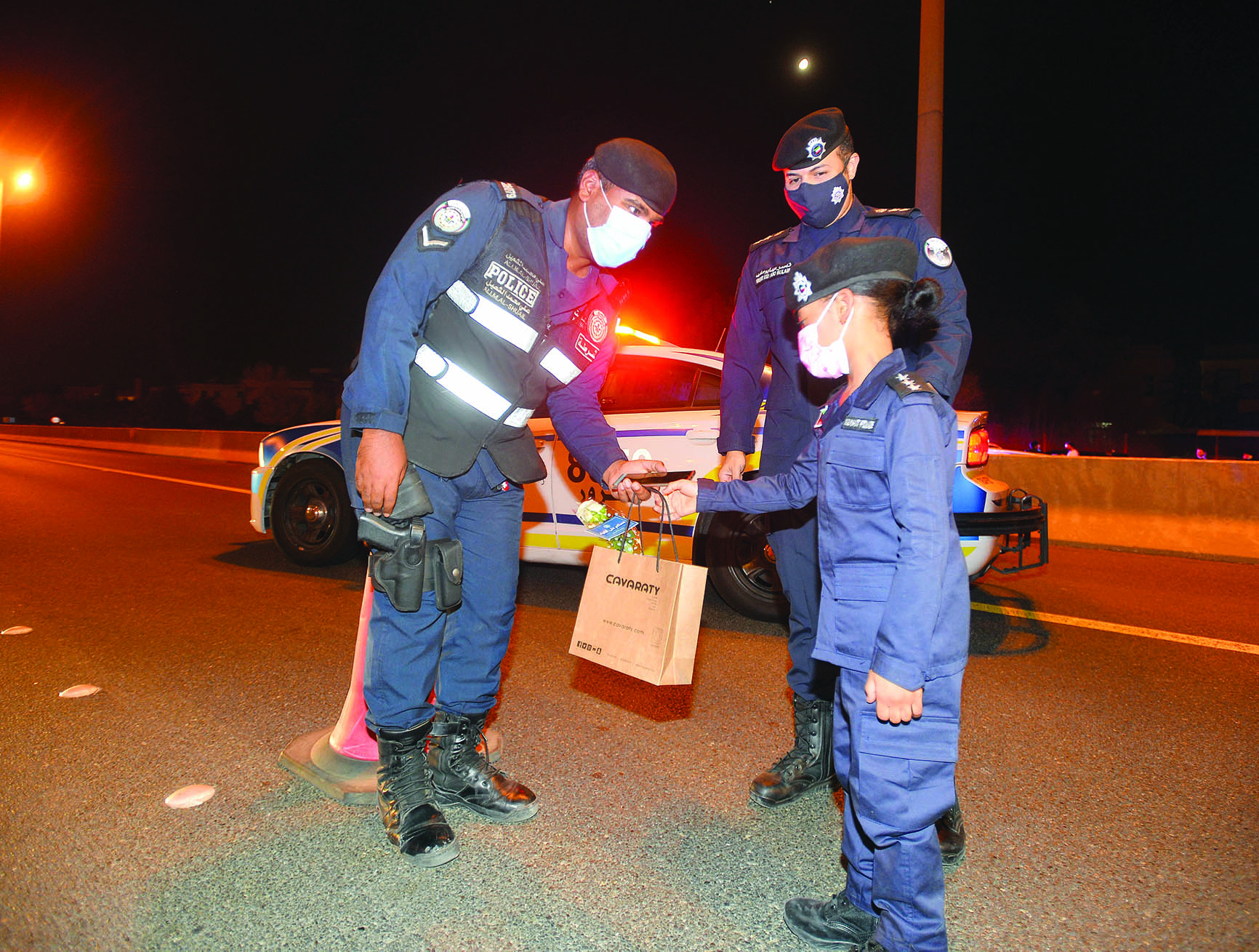 طفلة تقدم هدية لأحد رجال الأمن