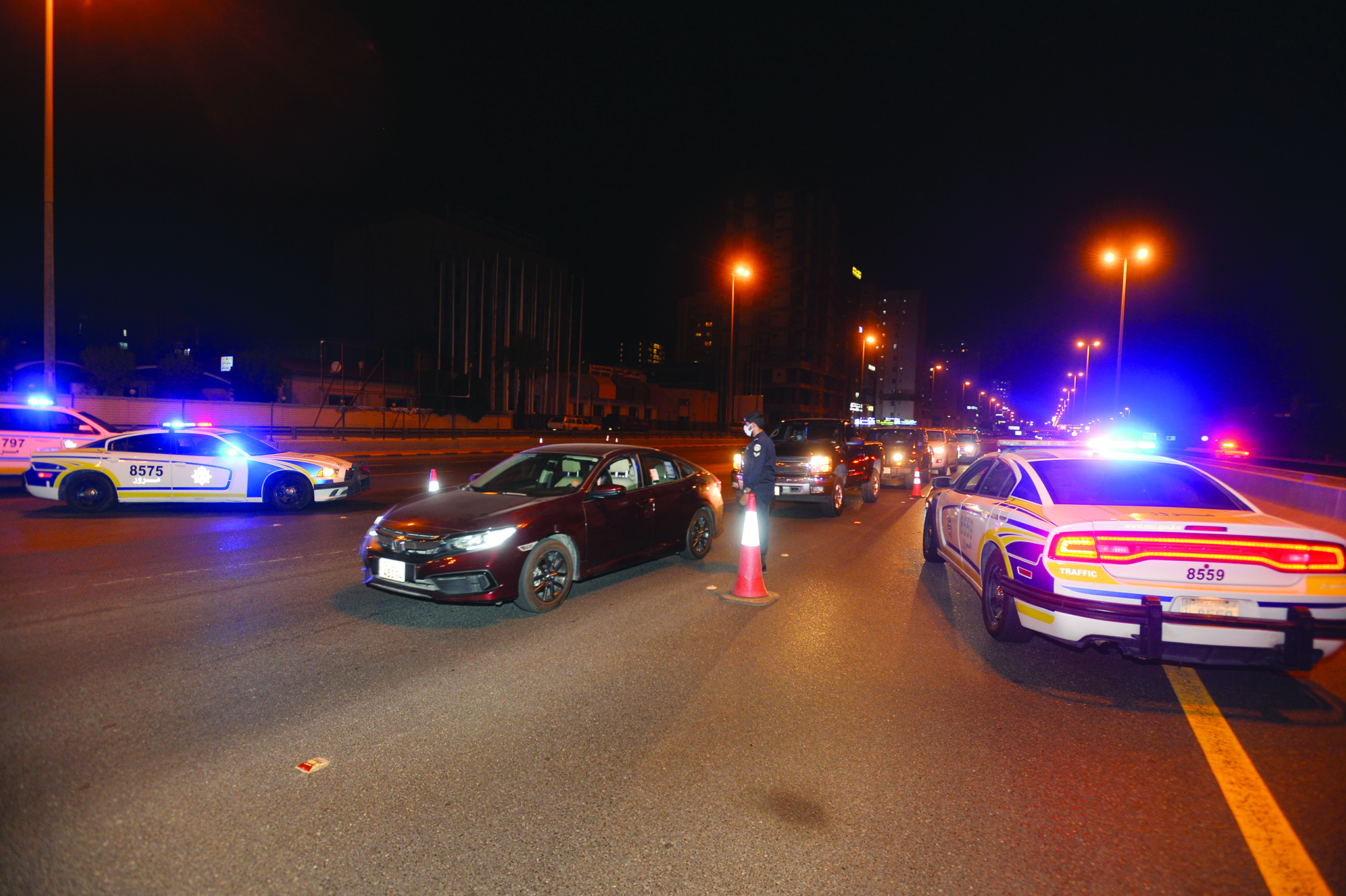 أحد الطرق تحت السيطرة الأمنية قبل انتهاء الحظر