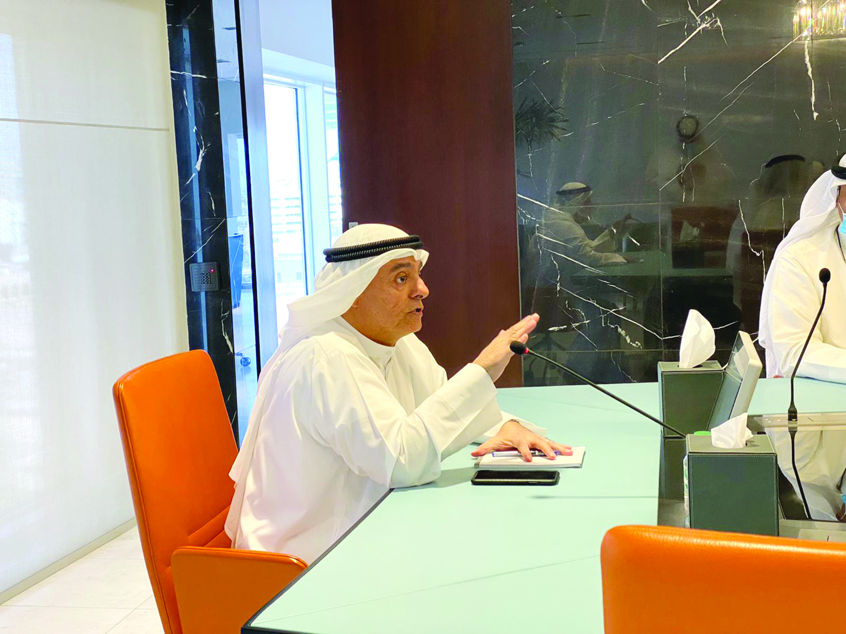 المضف خلال الاجتماع