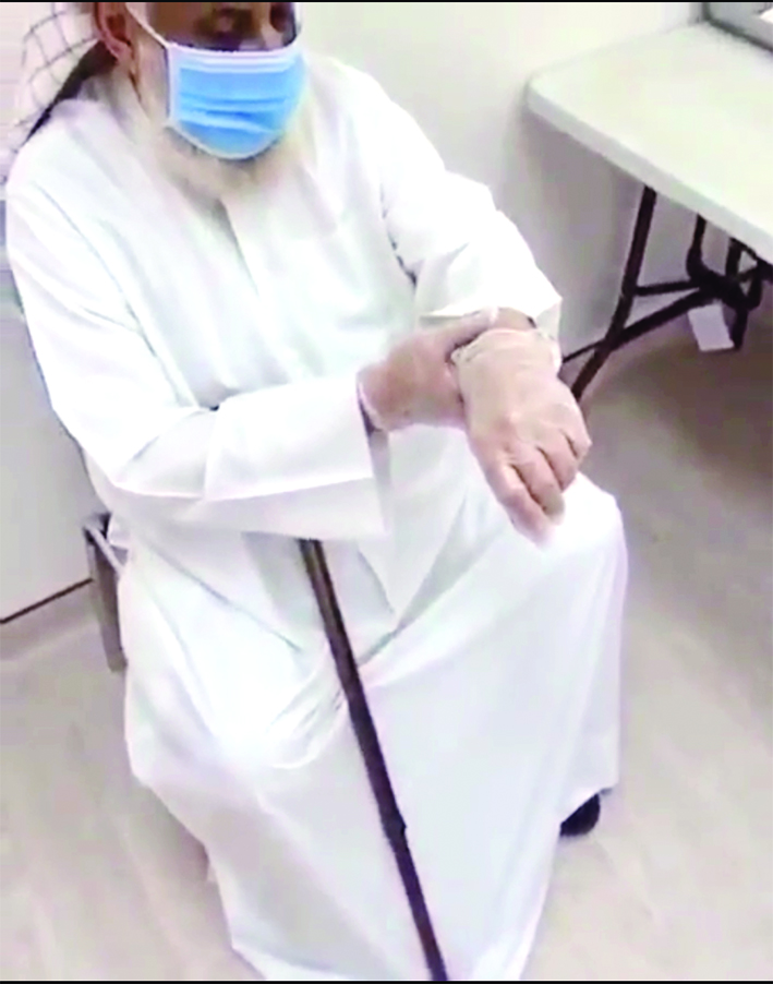 محمد المنيع بعد إزالة السوار عن معصمه