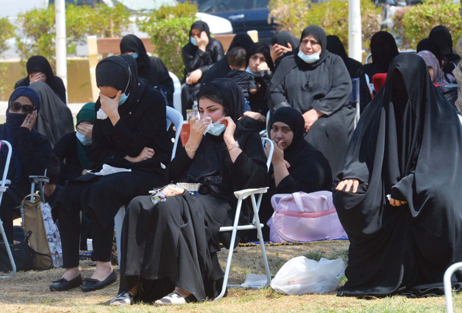 سيدات يتابعن المجلس العاشورائي