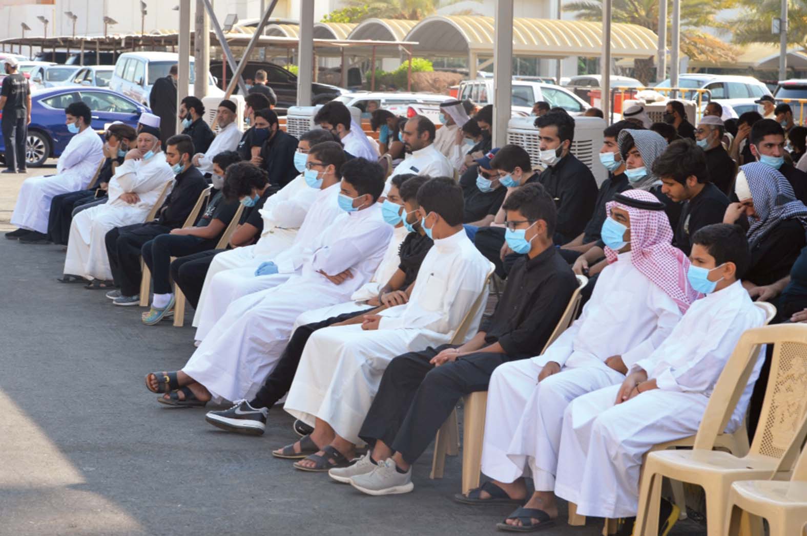 رواد حسينية آل بوحمد يستمعون للمجلس في الساحة الخارجية 