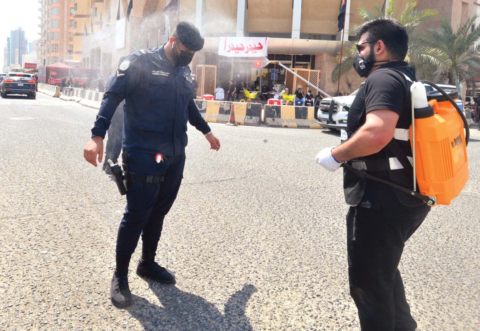 متطوّع يرطّب الجو على أحد رجال الأمن