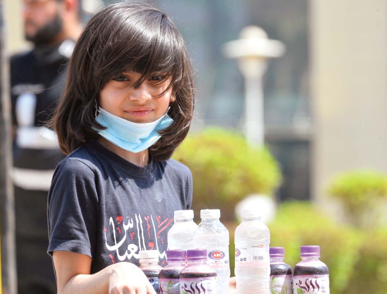  طفلة توزع المياه والعصائر