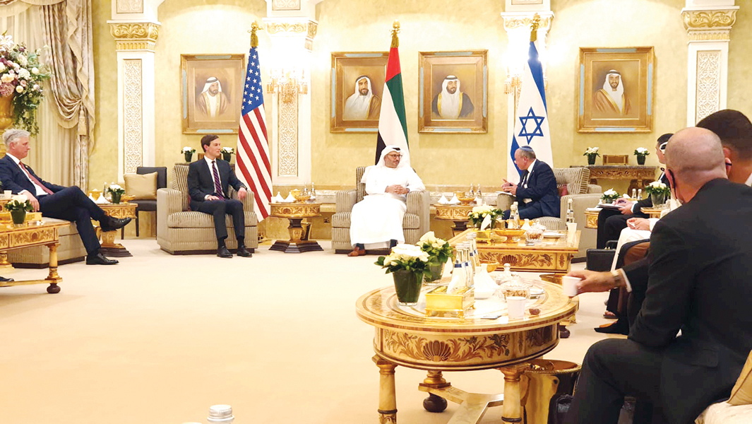 قرقاش مستقبلاً كوشنر وأوبراين وبن شبات في أبو ظبي أمس 	(رويترز)