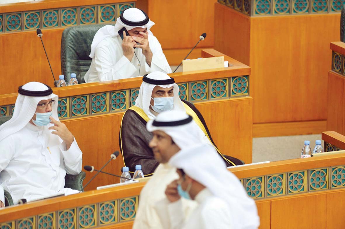 صباح الخالد والحريص والسبيعي ماراً من أمامهما	(تصوير أسعد عبدالله)