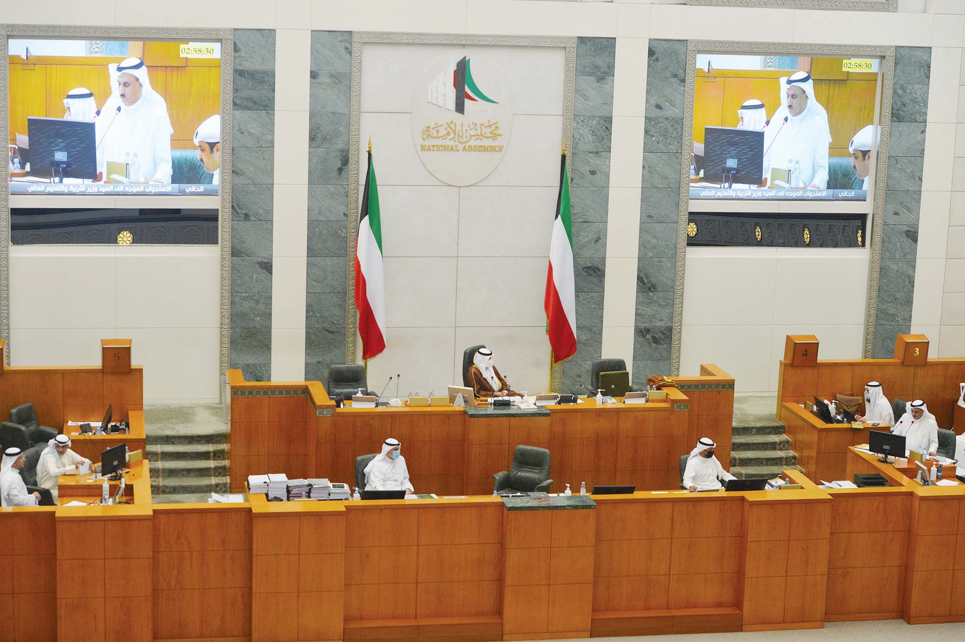 منصة الرئاسة حيث بدا الحربي على شاشتين خلال مناقشة الاستجواب	