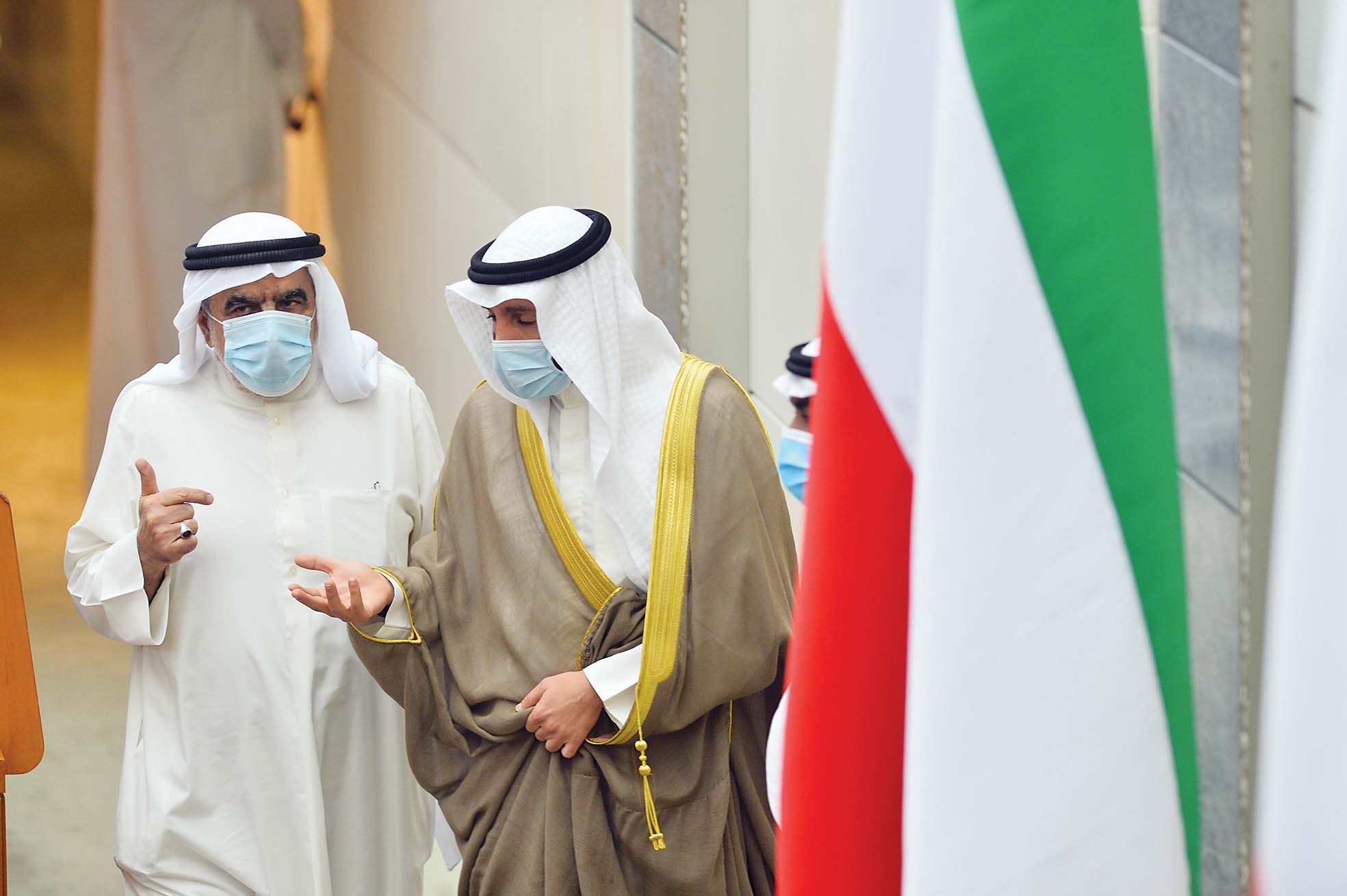 نقاش بين الغانم وعبدالصمد