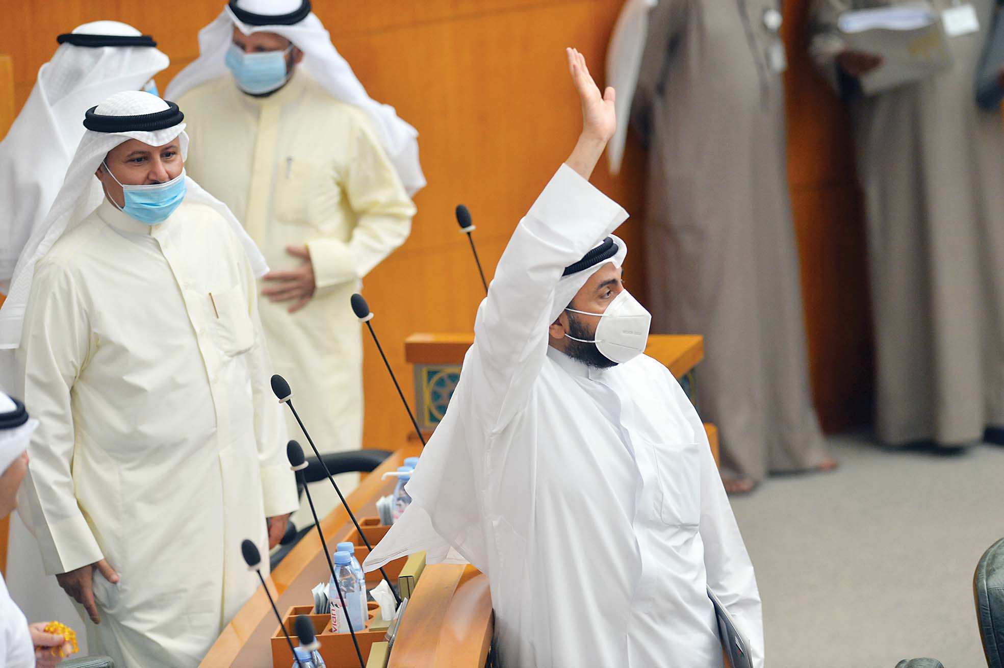 باسل الصباح رافعاً يده بالتحية  	