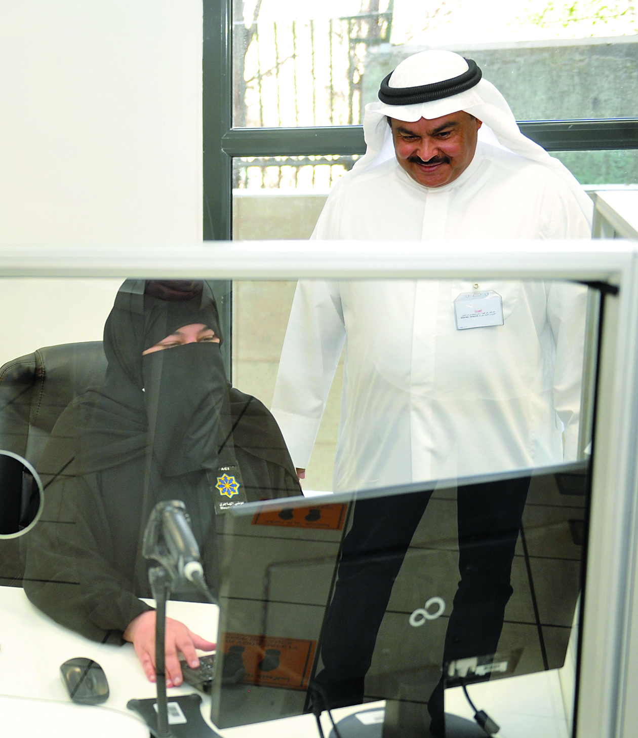 متابعة عمل إحدى الموظفات