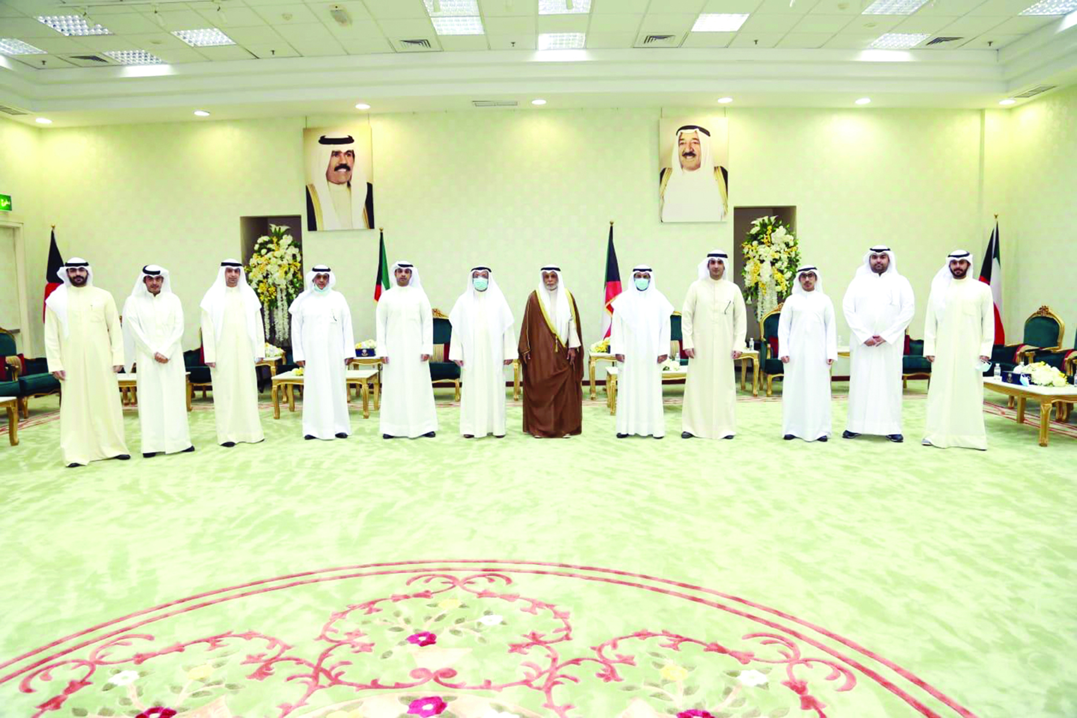 لقطة جماعية لرئيس المجلس الأعلى للقضاء مع عدد من القضاة الجدد