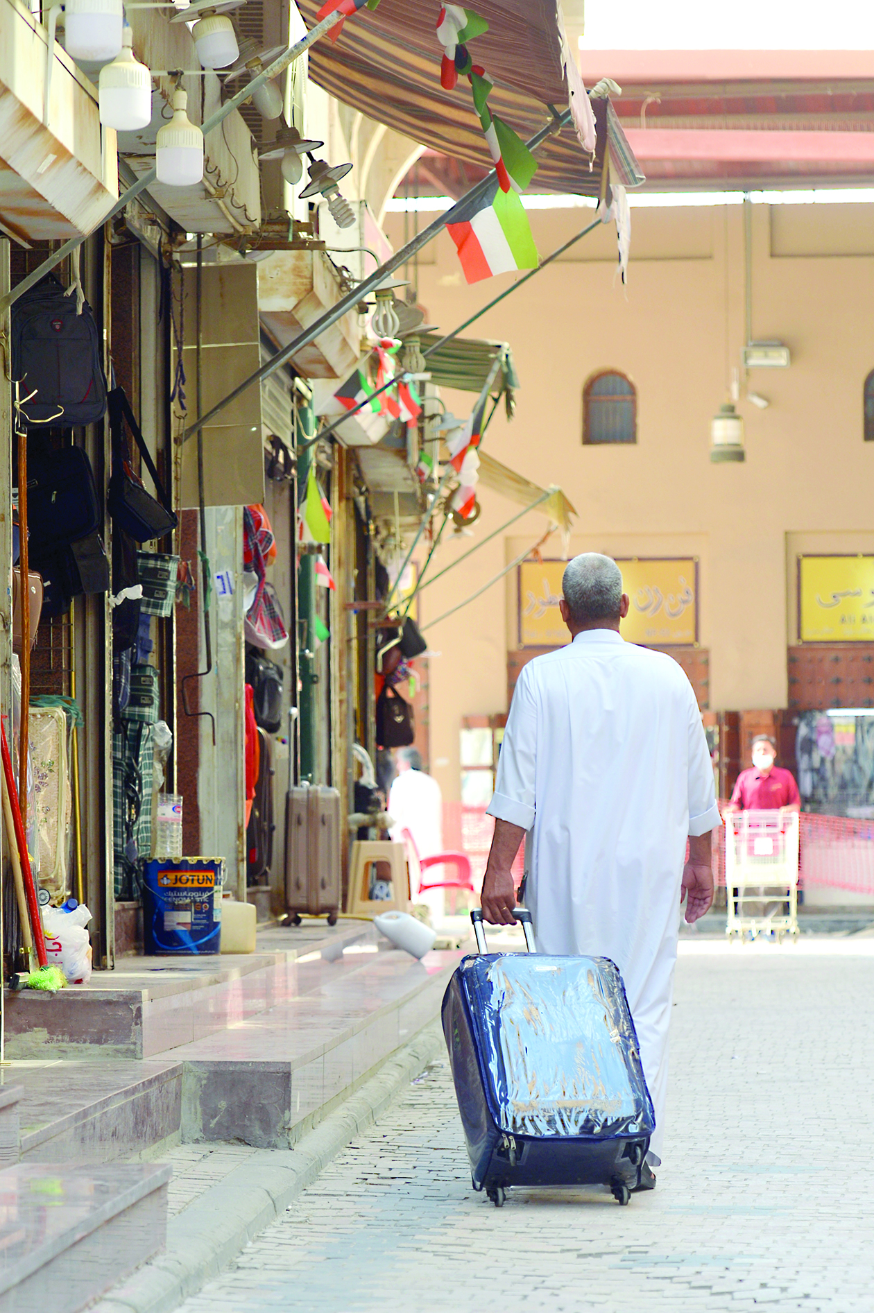 هل يحزم متجاوزو الستين أمتعتهم ويغادرون؟