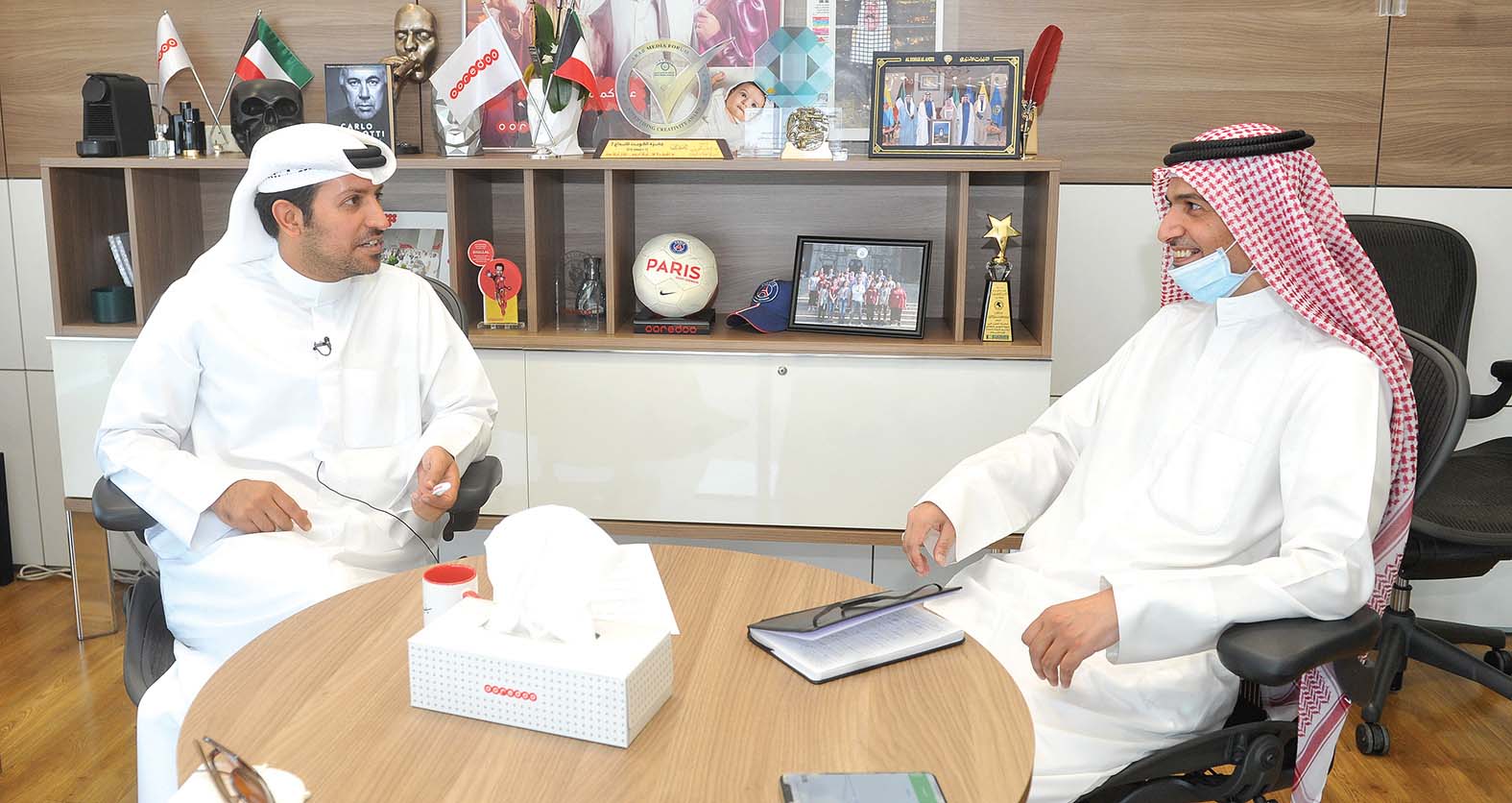 الشلال متحدثا للزميل سعود الفضلي 	   (تصوير سعود سالم)