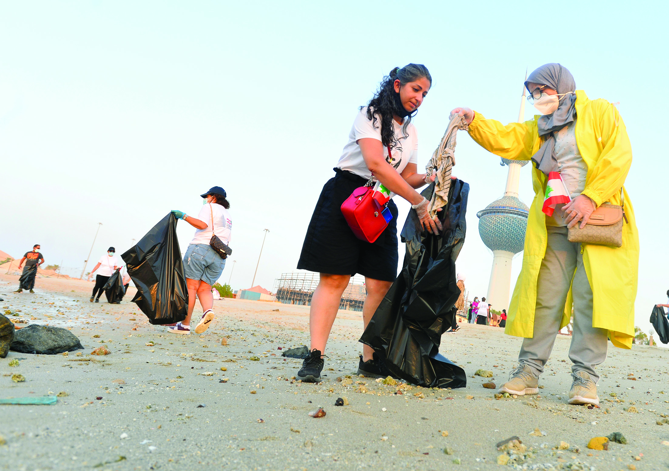 جمع مخلفات مرتادي الشاطئ