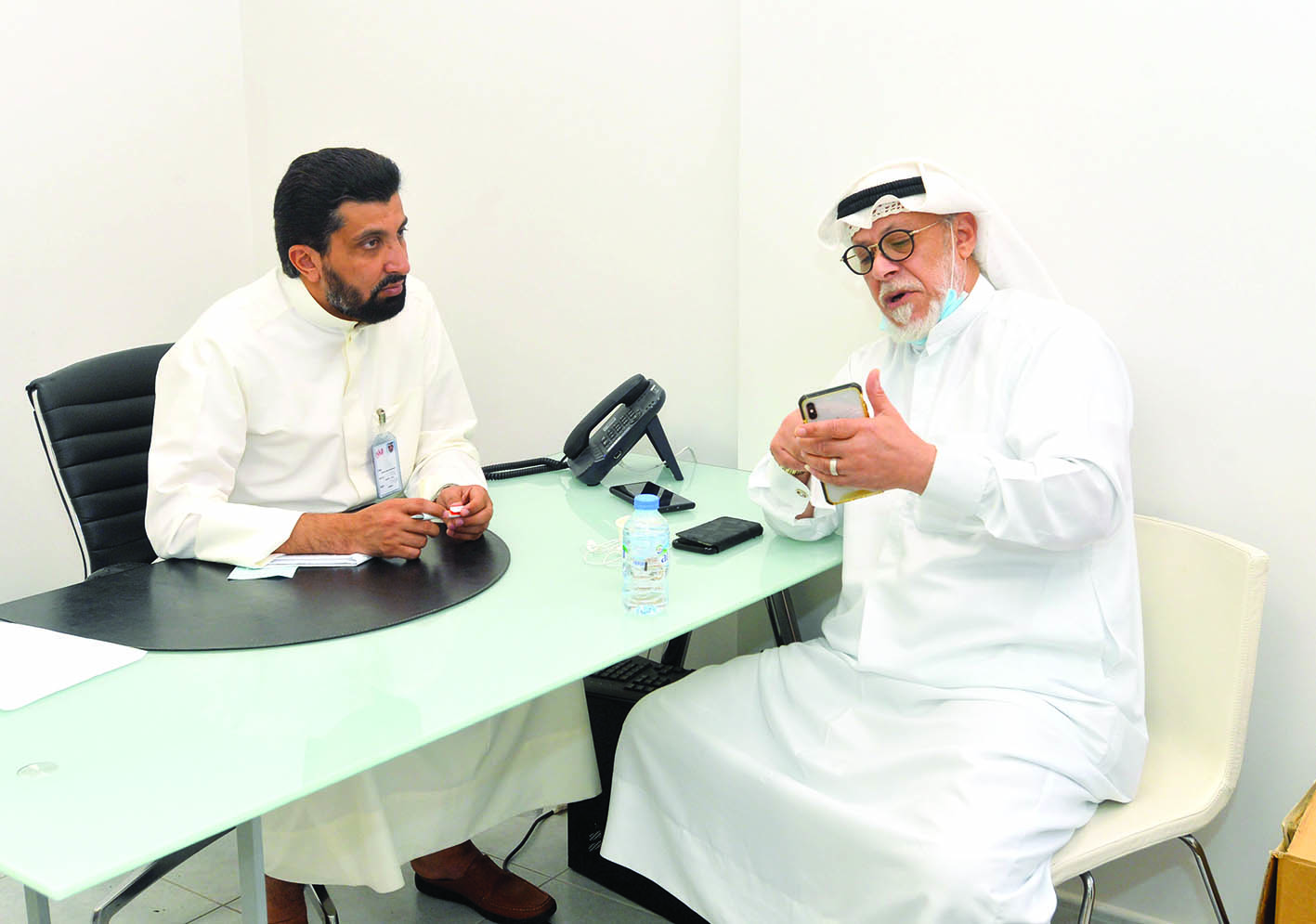 خليفة المسلم متحدثاً للزميل غانم السليماني	 (تصوير أسعد عبدالله)