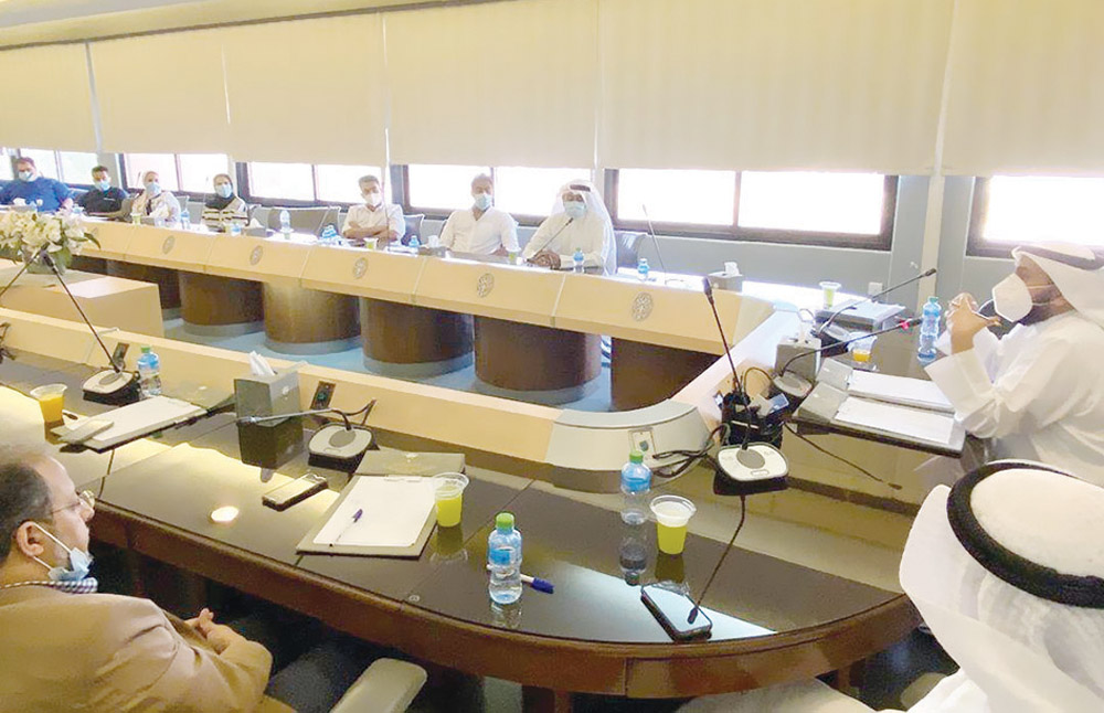 u0648u0632u064au0631 u0627u0644u0635u062du0629 u0645u062au0628u0627u062fu0644u0627u064b u0627u0644u062du062fu064au062b u0645u0639 u0627u0644u0623u0637u0628u0627u0621