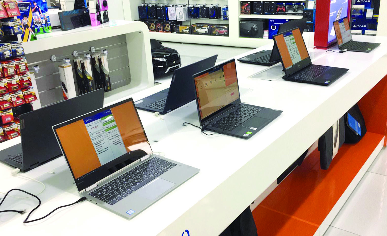 ارتفاع في أسعار أجهزة الكمبيوتر المحمولة والمكتبية مع اقتراب انطلاق العام الدراسي الجديد بالتعليم عن بعد    (تصوير سعود سالم)