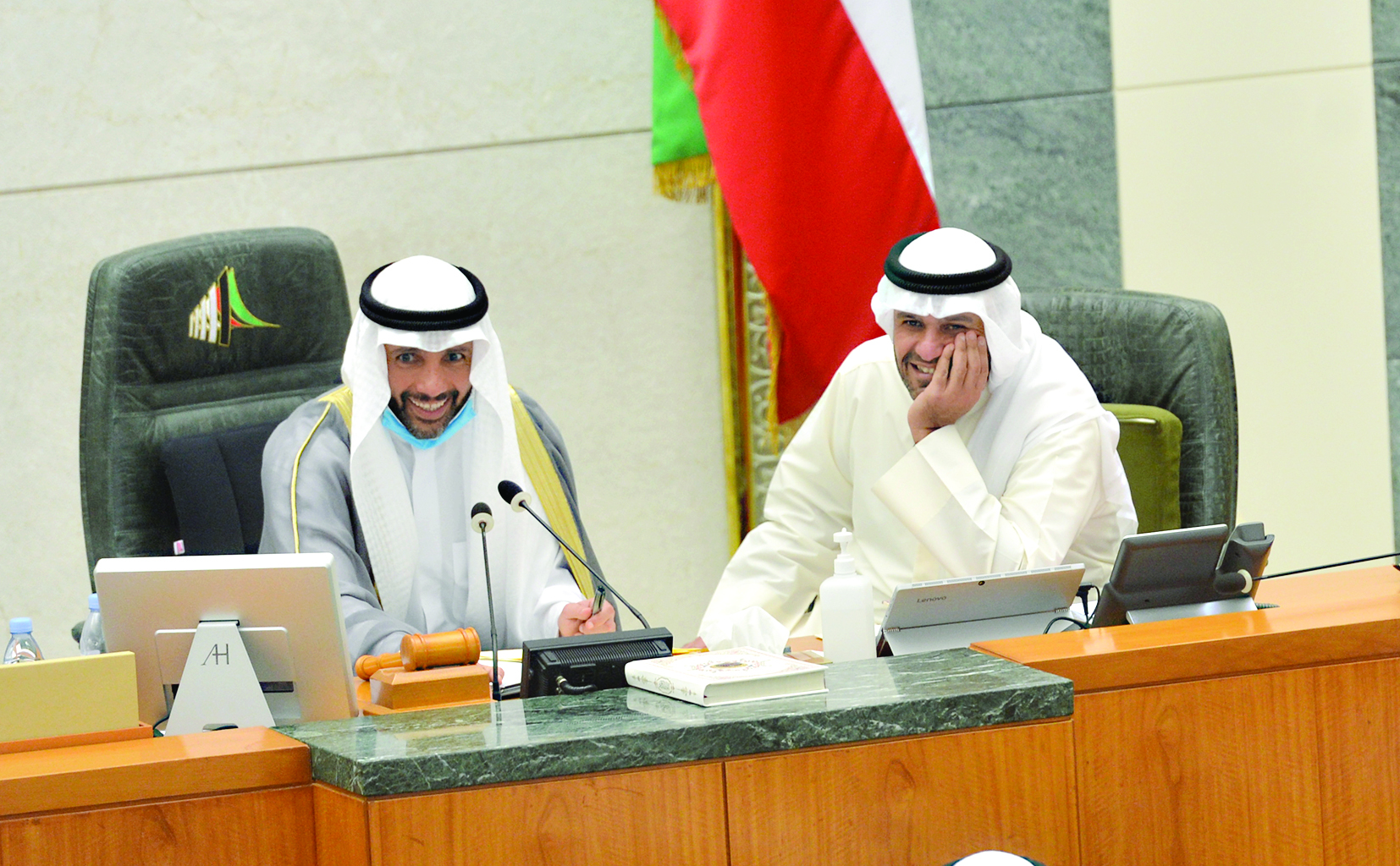 u0627u0644u063au0627u0646u0645 u0645u062au0631u0626u0633u0627u064b u0627u0644u062cu0644u0633u0629 u0648u0625u0644u0649 u062cu0648u0627u0631u0647 u0623u0646u0633 u0627u0644u0635u0627u0644u062dt(u062au0635u0648u064au0631 u0646u0627u064au0641 u0627u0644u0639u0642u0644u0629)