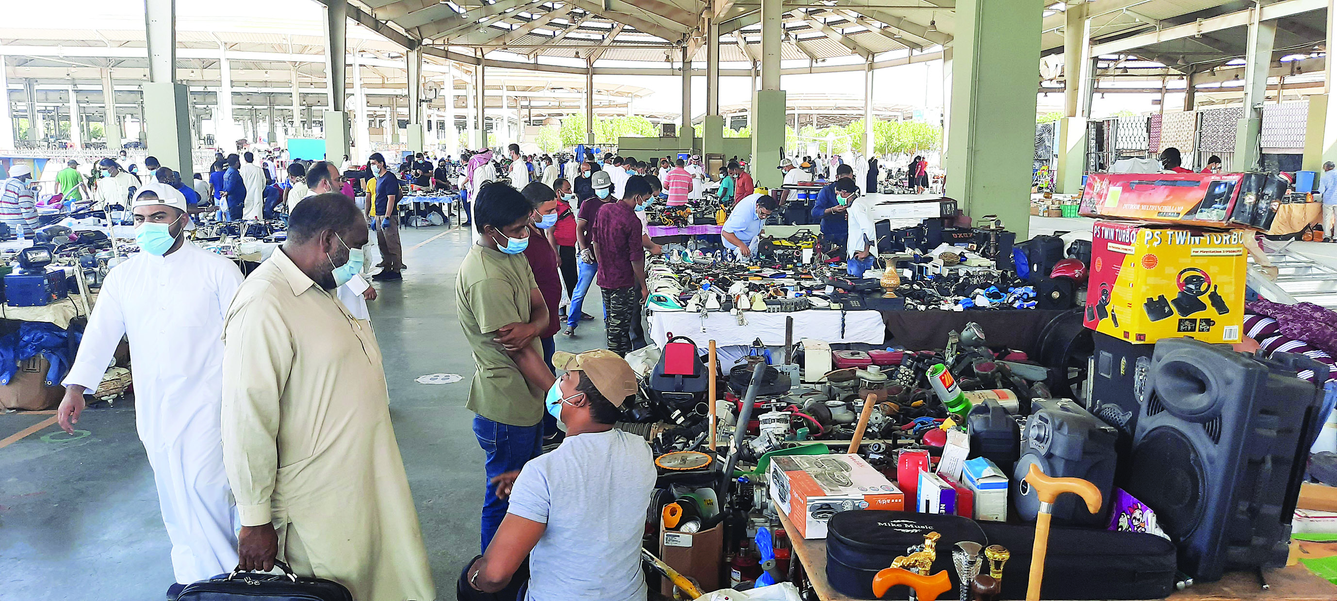 حركة في السوق خلال الساعات الأولى لافتتاحه