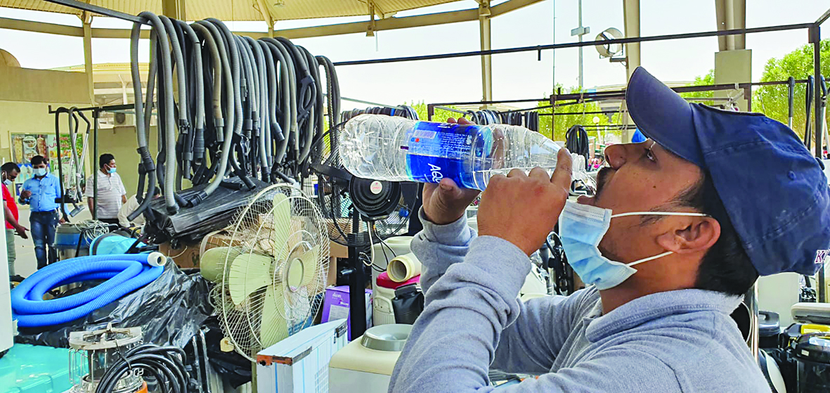 عامل يروي ظمأه