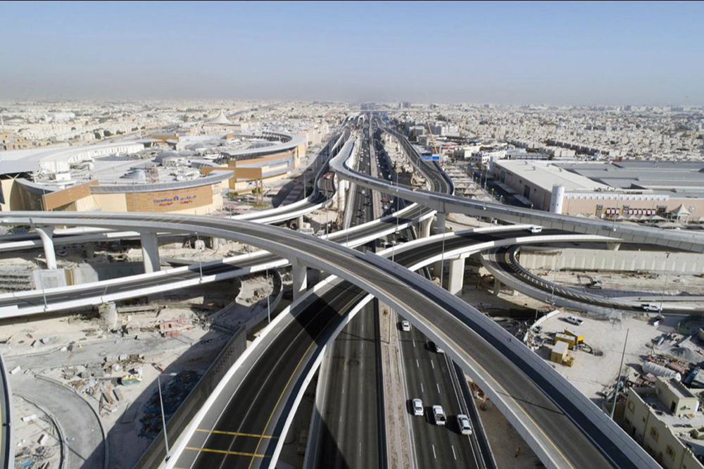  إنجاز 21 جسراً من بين 32 يتألف منها المحور