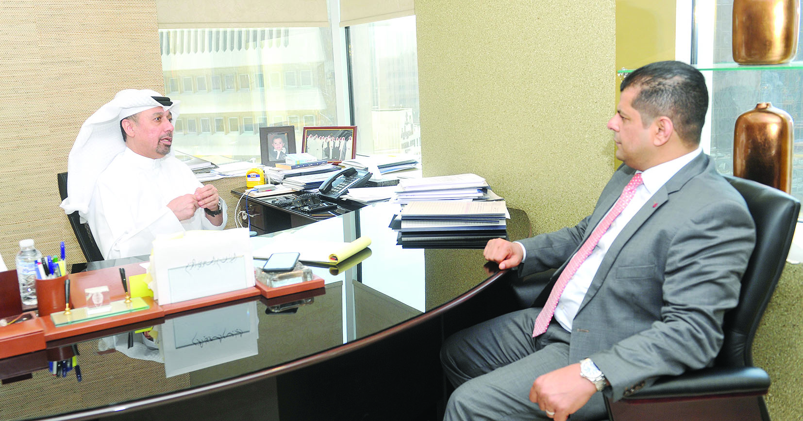 العسعوسي متحدثاً للزميل رضا السناري 	  (تصوير سعود سالم)