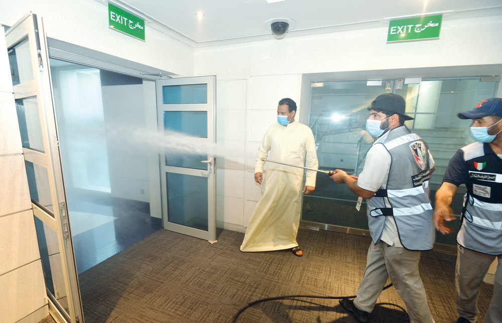 رش وتعقيم مخارج المبنى