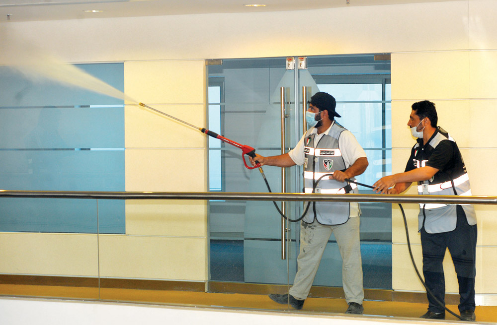 تعقيم أحد الممرات