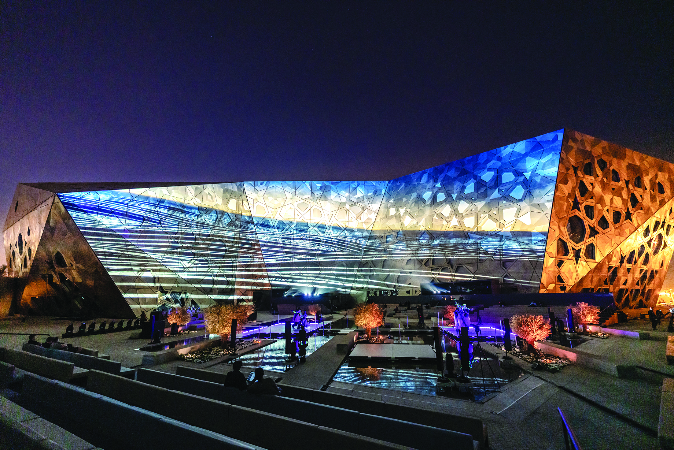 العرض المؤجل «الكويت تنادي» الذي يستعرض الفنون الكويتية الكلاسيكية بشكل معاصر