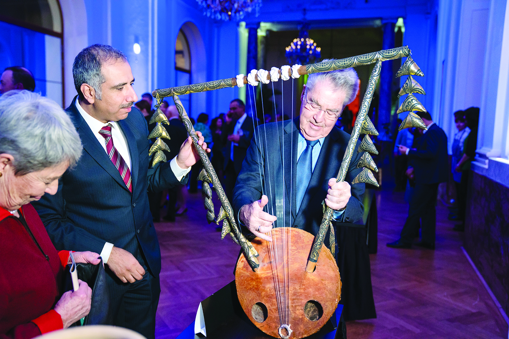 د. الصالحي مستعرضاً آلة الطنبورة للرئيس السابق لجمهورية النمسا