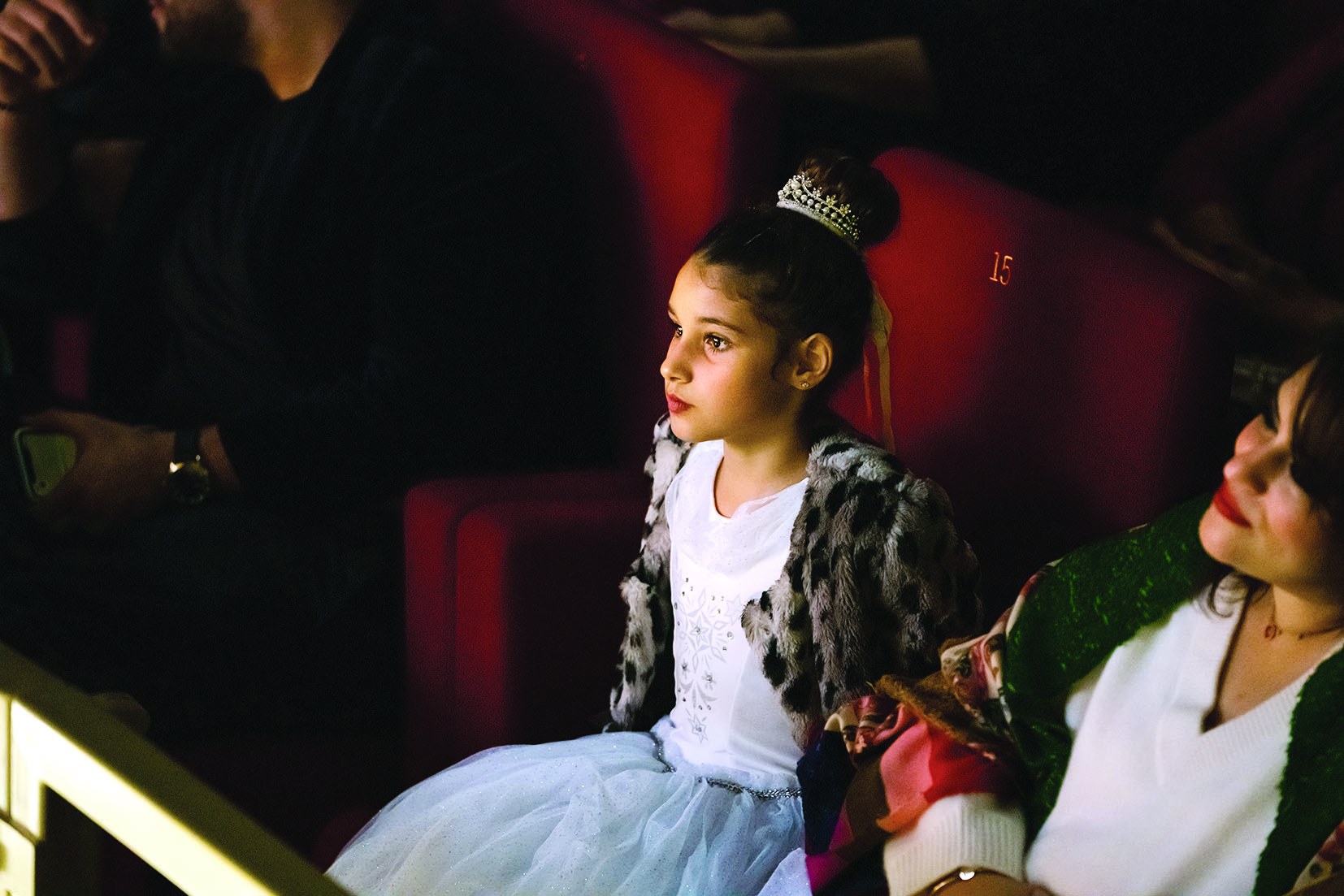 فتاة مستمتعة بعرض «باليه جيزيل» لفرقة «لا سكالا