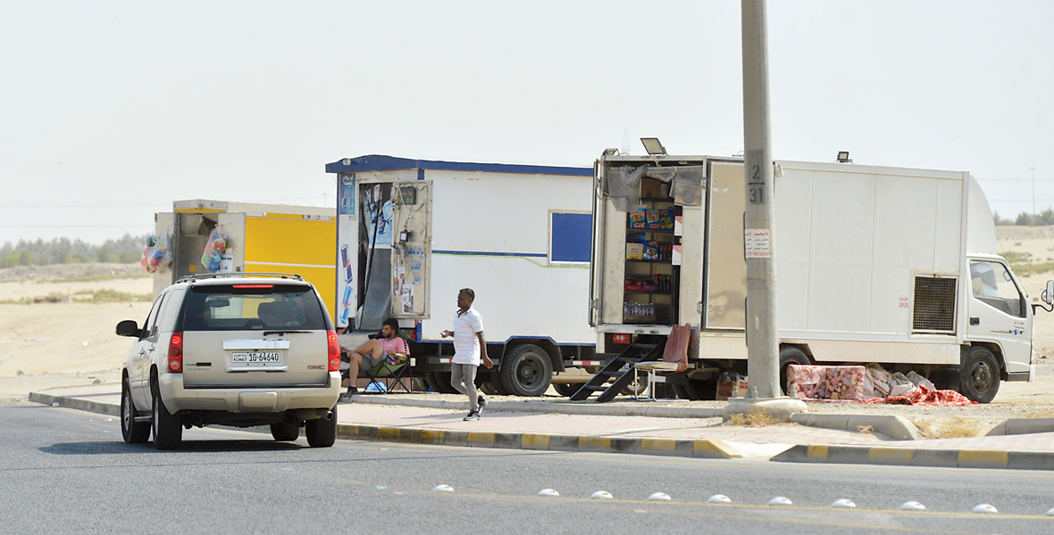 ازدحام بقالات متنقلة على الطرق في المناطق السكنية