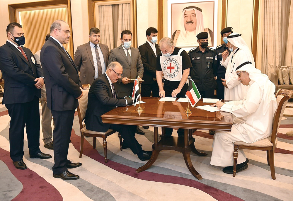 جانب من توقيع اتفاقية تسليم الرفات