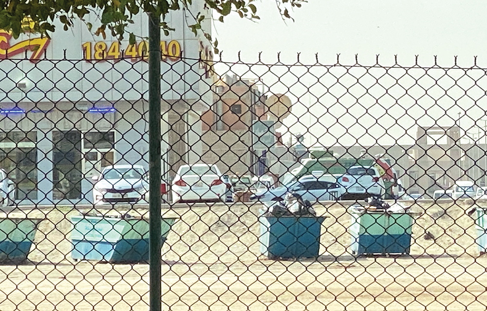 حاويات بالجملة أمام أحد المطاعم