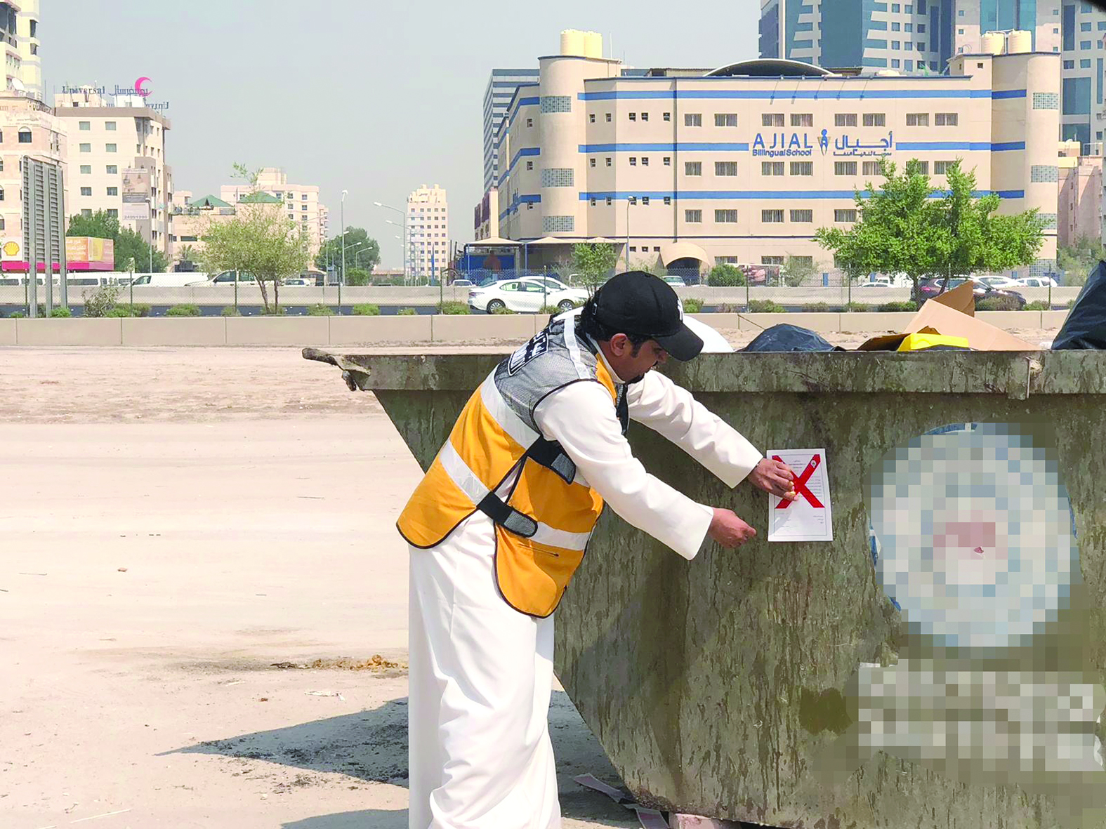 وضع الملصقات على الحاويات المخالفة