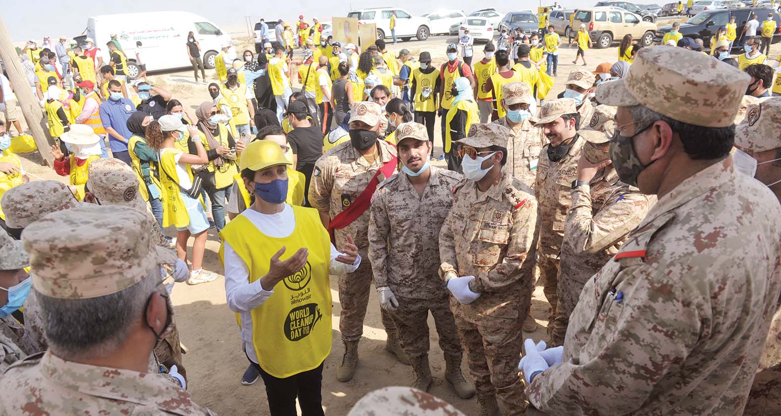 الشيخة انتصار السالم متحدثة مع قياديي الجيش المشاركين في الحملة