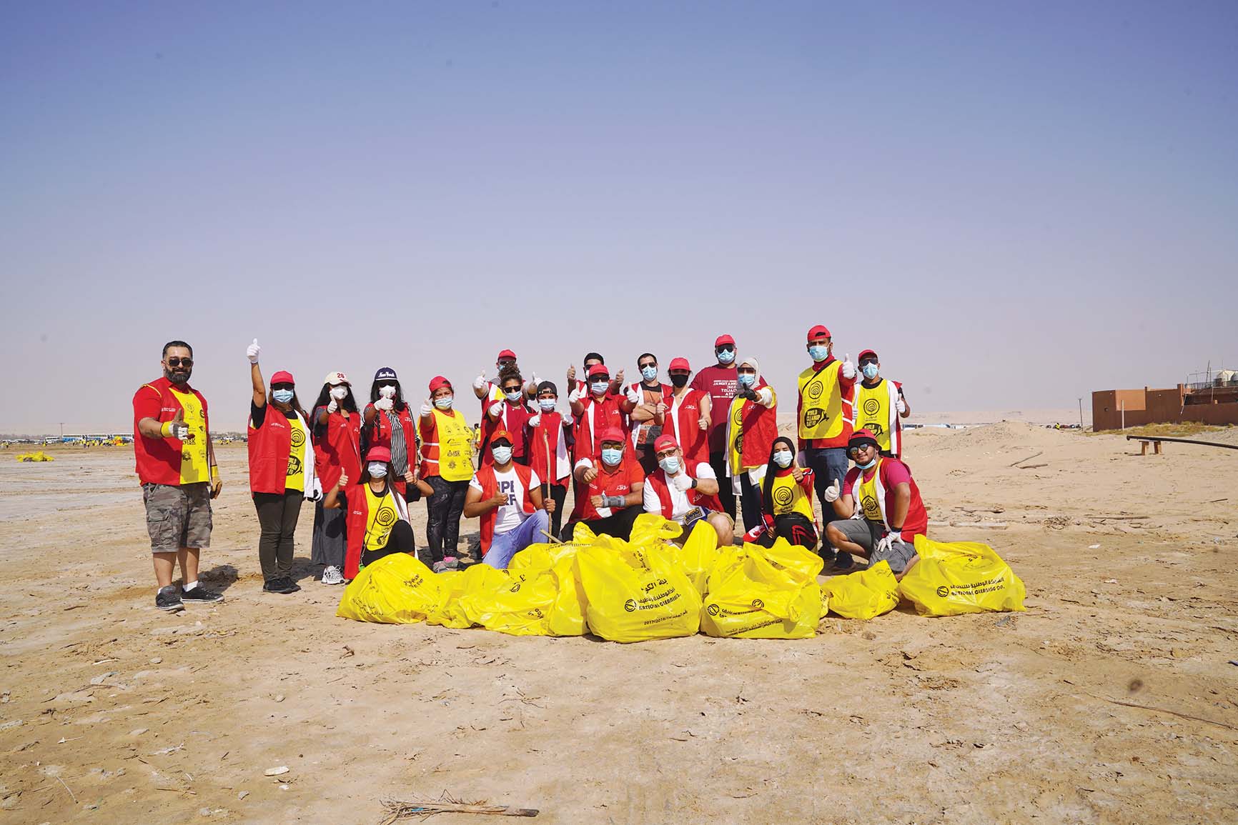 فريق البنك المشارك في التنظيف