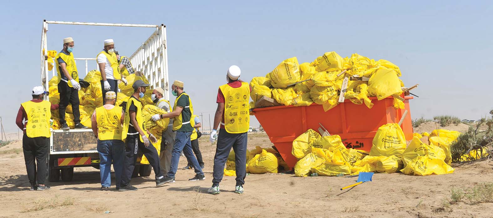 تجميع أكياس النفايات