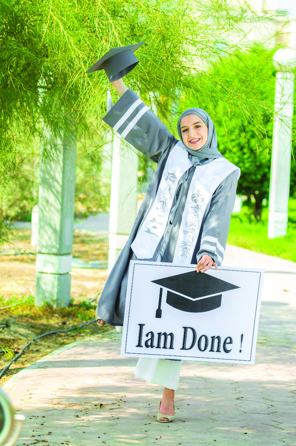 الطالبة دانة إبراهيم تحتفل بتخرجها