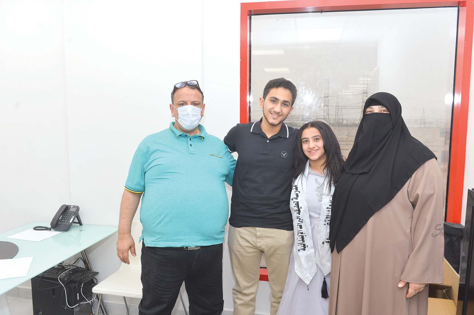 أحمد مع عائلته