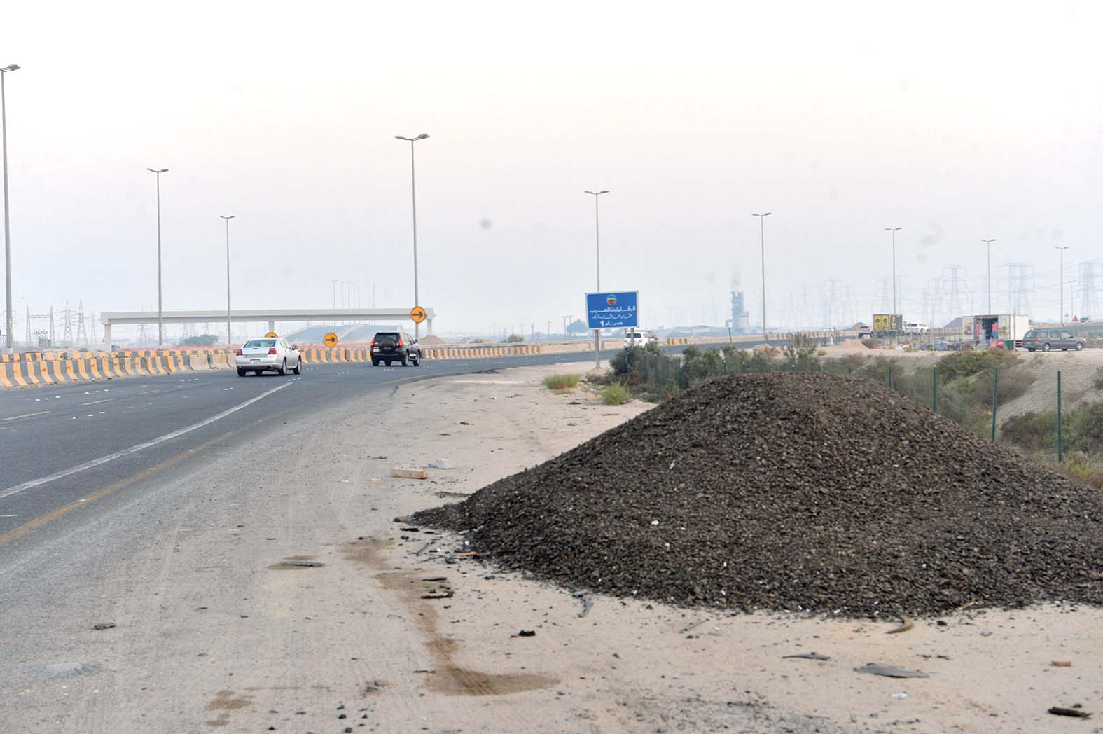 الطريق غير آمن على امتداد المشروع