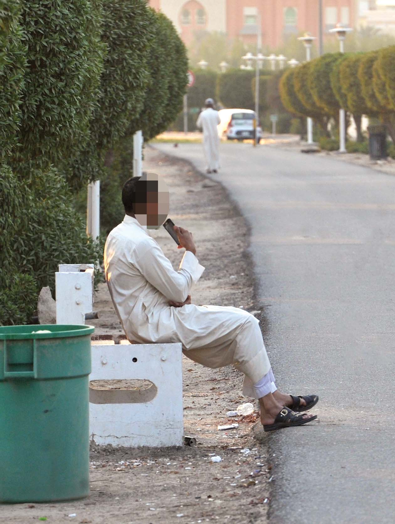 الجلوس أمام الممشى يضايق النساء والاطفال