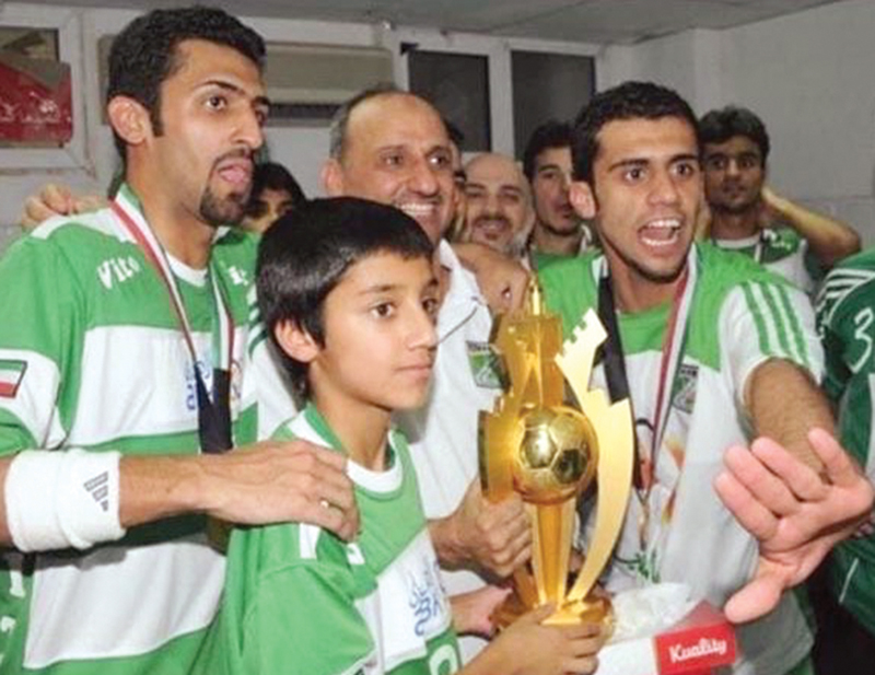 «الصغير علي» يحتفل بكأس سمو الأمير 2008 مع والده وشقيقيه